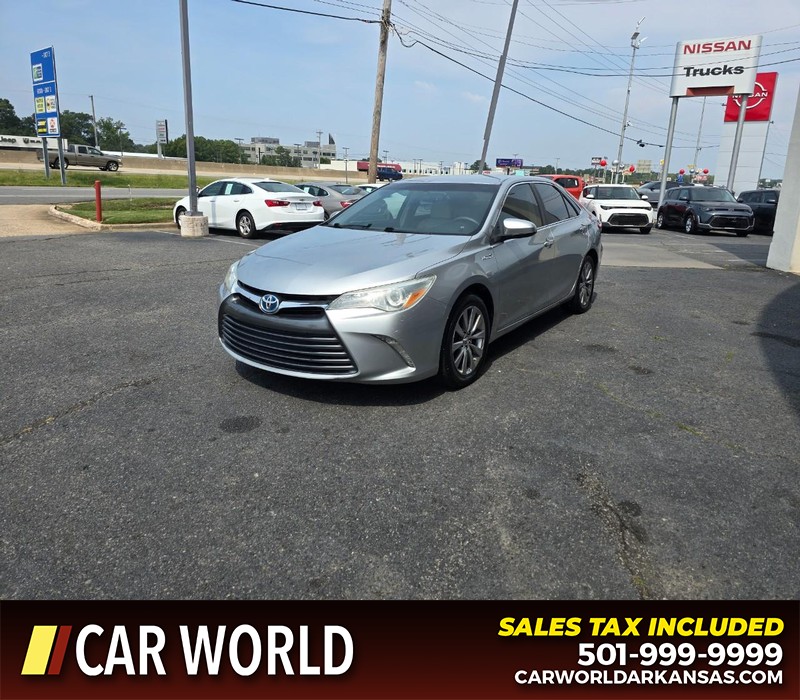 Toyota Camry Hybrid Vehicle Full-screen Gallery Image 3