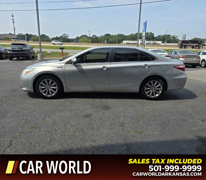 Toyota Camry Hybrid Vehicle Full-screen Gallery Image 4