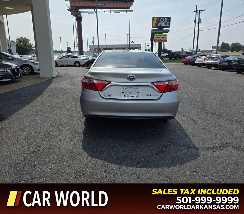 Toyota Camry Hybrid Vehicle Full-screen Gallery Image 5