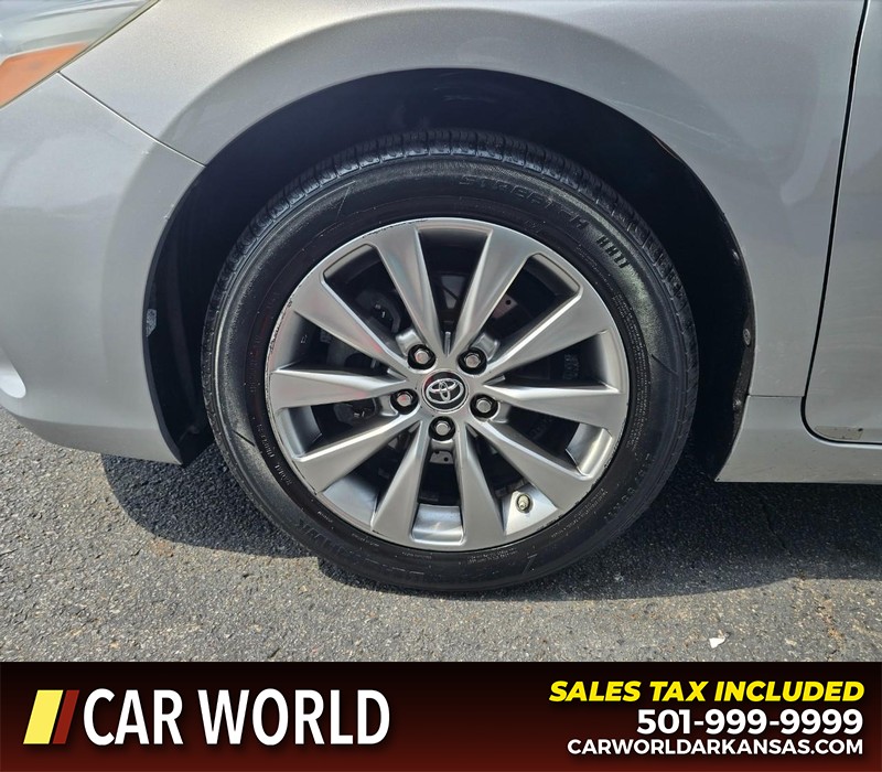 Toyota Camry Hybrid Vehicle Full-screen Gallery Image 6