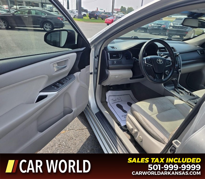 Toyota Camry Hybrid Vehicle Full-screen Gallery Image 7