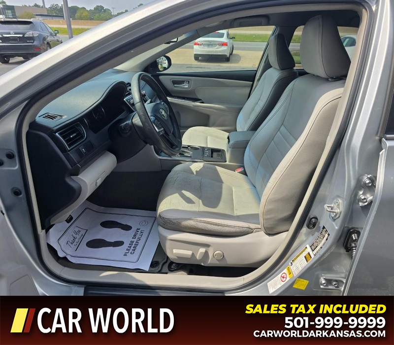 Toyota Camry Hybrid Vehicle Full-screen Gallery Image 8