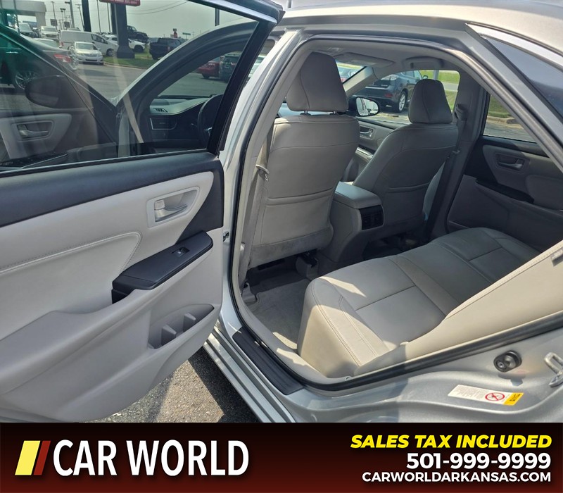 Toyota Camry Hybrid Vehicle Full-screen Gallery Image 9