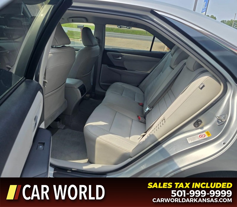 Toyota Camry Hybrid Vehicle Full-screen Gallery Image 10