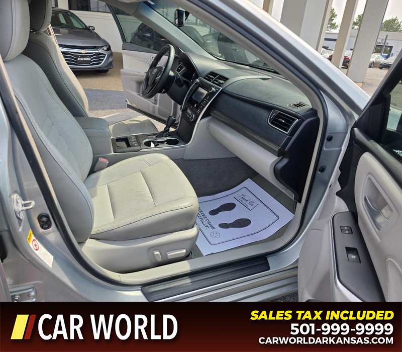 Toyota Camry Hybrid Vehicle Full-screen Gallery Image 11