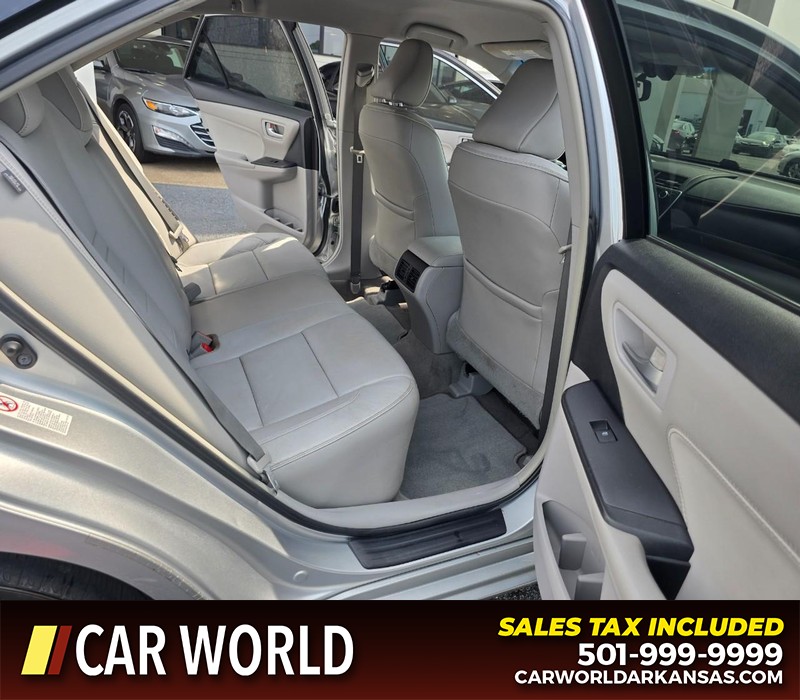 Toyota Camry Hybrid Vehicle Full-screen Gallery Image 12