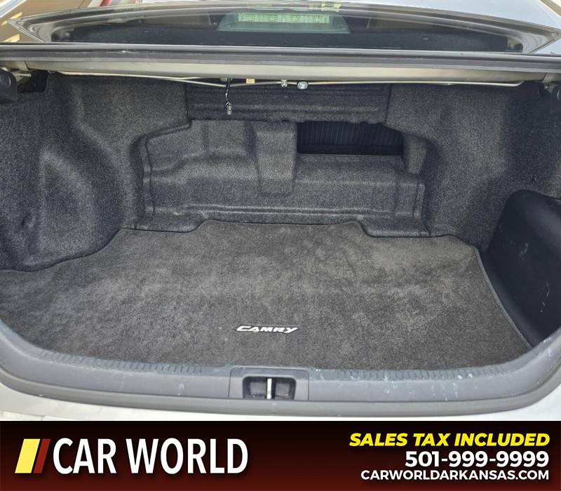 Toyota Camry Hybrid Vehicle Full-screen Gallery Image 13