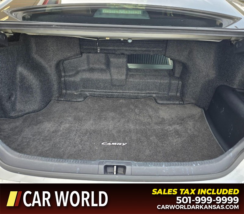 Toyota Camry Hybrid Vehicle Full-screen Gallery Image 14