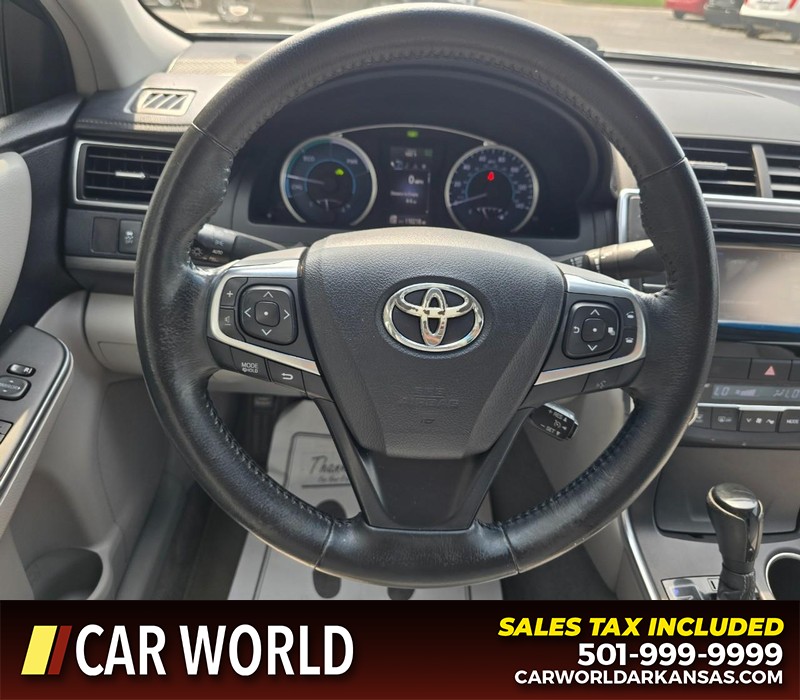 Toyota Camry Hybrid Vehicle Full-screen Gallery Image 15