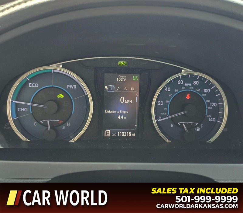 Toyota Camry Hybrid Vehicle Full-screen Gallery Image 17