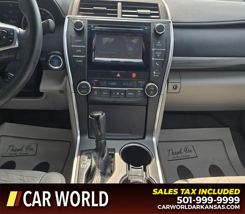 Toyota Camry Hybrid Vehicle Full-screen Gallery Image 18