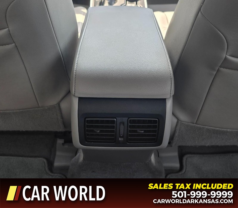 Toyota Camry Hybrid Vehicle Full-screen Gallery Image 19