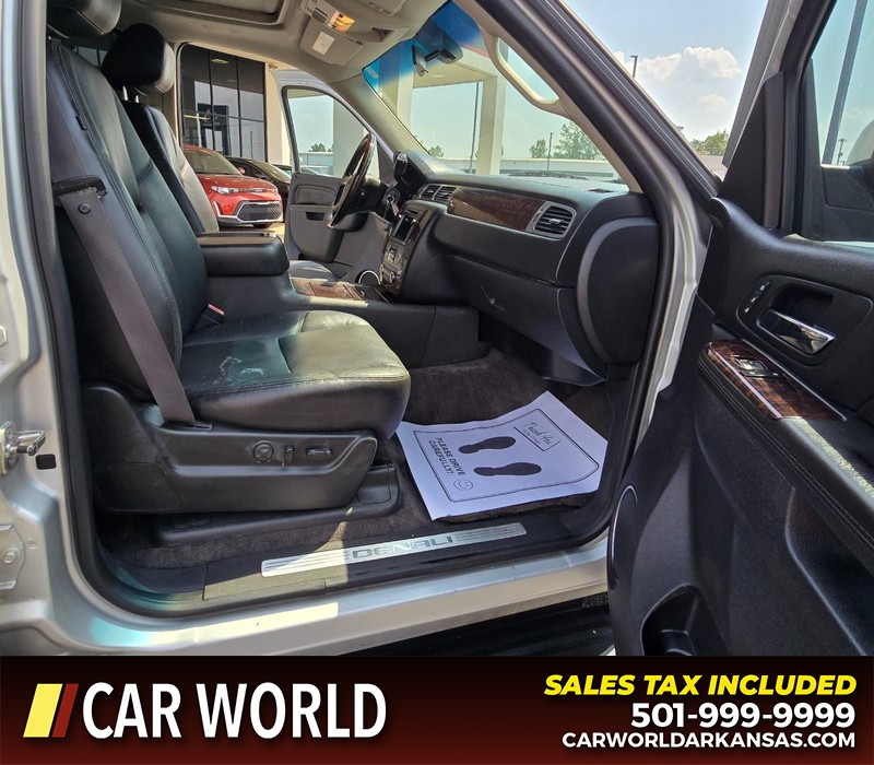 GMC Yukon Vehicle Full-screen Gallery Image 12