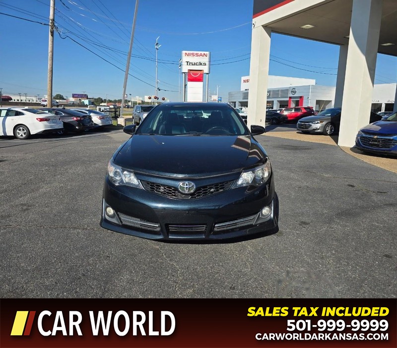Toyota Camry Vehicle Full-screen Gallery Image 2