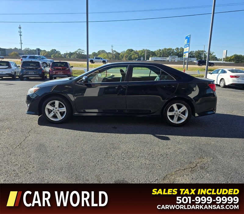 Toyota Camry Vehicle Full-screen Gallery Image 4