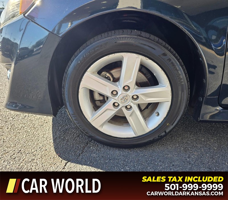 Toyota Camry Vehicle Full-screen Gallery Image 6