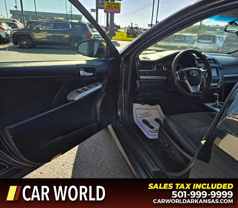 Toyota Camry Vehicle Full-screen Gallery Image 7