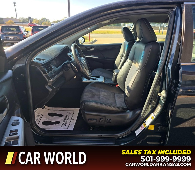 Toyota Camry Vehicle Full-screen Gallery Image 8