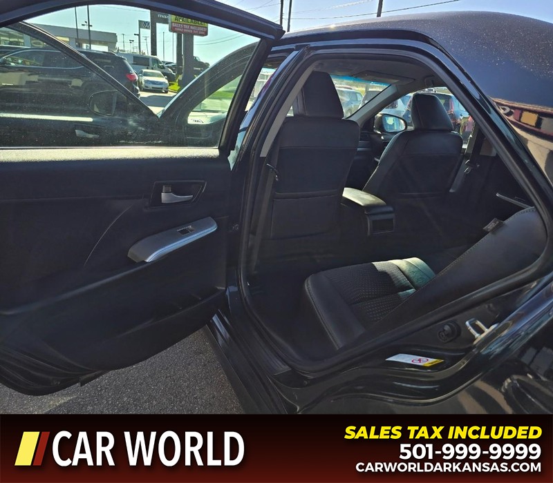 Toyota Camry Vehicle Full-screen Gallery Image 9