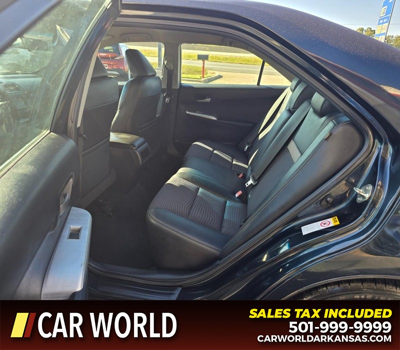 Toyota Camry Vehicle Full-screen Gallery Image 10