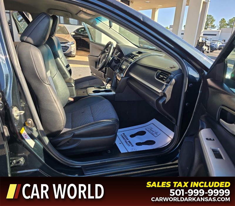 Toyota Camry Vehicle Full-screen Gallery Image 11