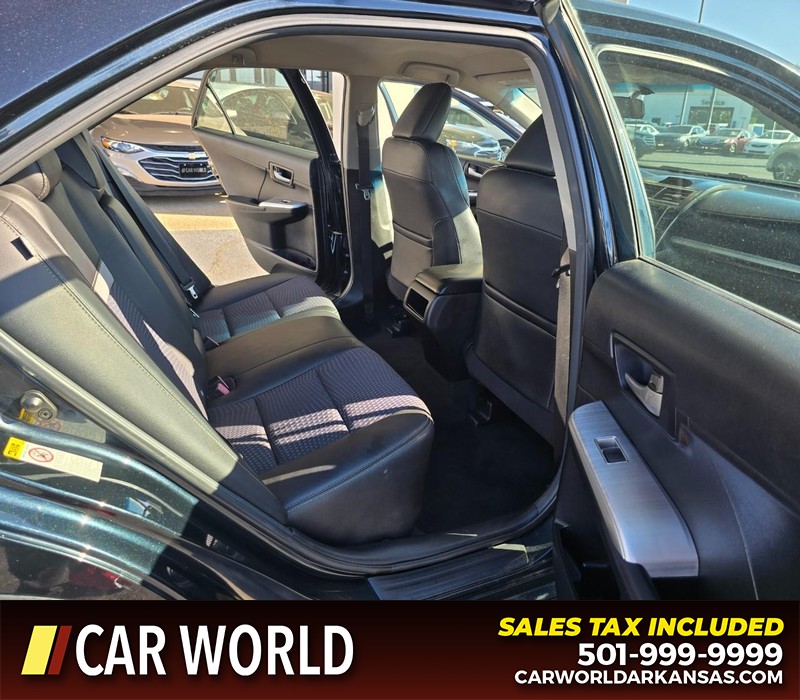 Toyota Camry Vehicle Full-screen Gallery Image 12