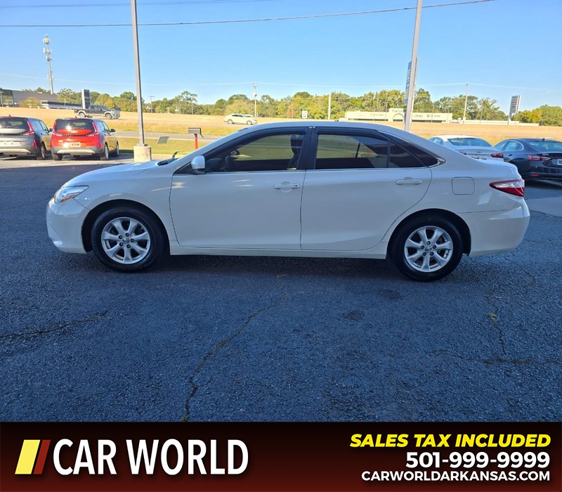 Toyota Camry Vehicle Full-screen Gallery Image 4