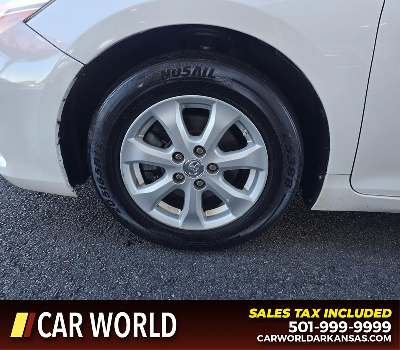 Toyota Camry Vehicle Full-screen Gallery Image 6