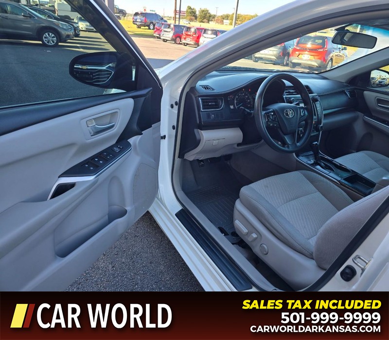 Toyota Camry Vehicle Full-screen Gallery Image 7