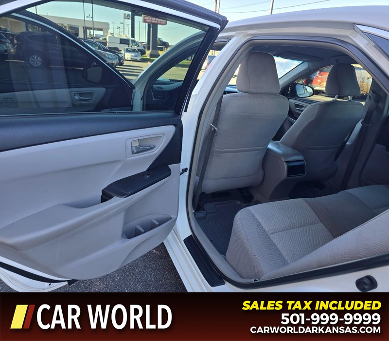 Toyota Camry Vehicle Full-screen Gallery Image 9