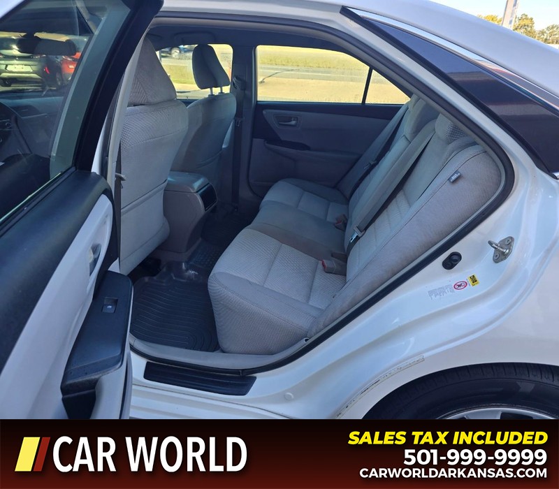 Toyota Camry Vehicle Full-screen Gallery Image 10