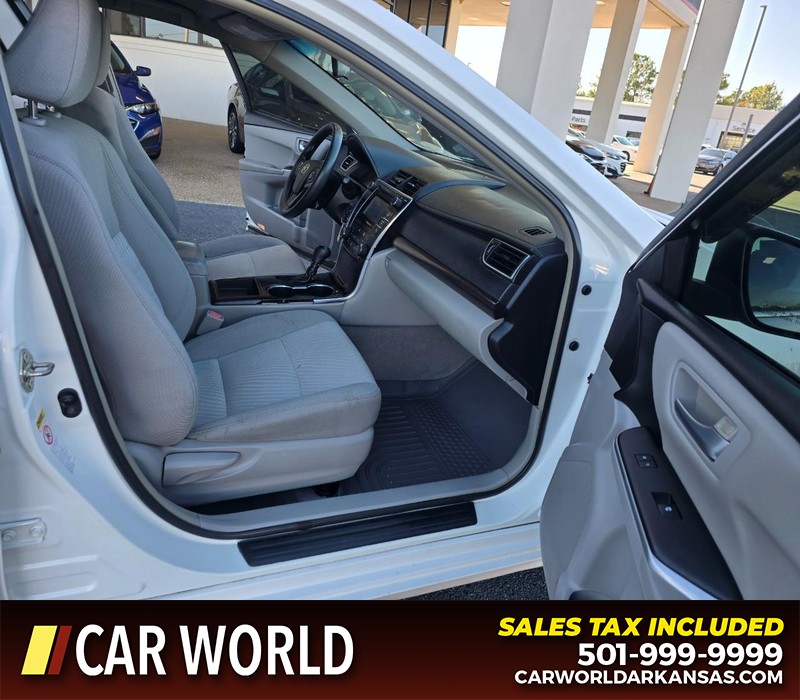 Toyota Camry Vehicle Full-screen Gallery Image 11