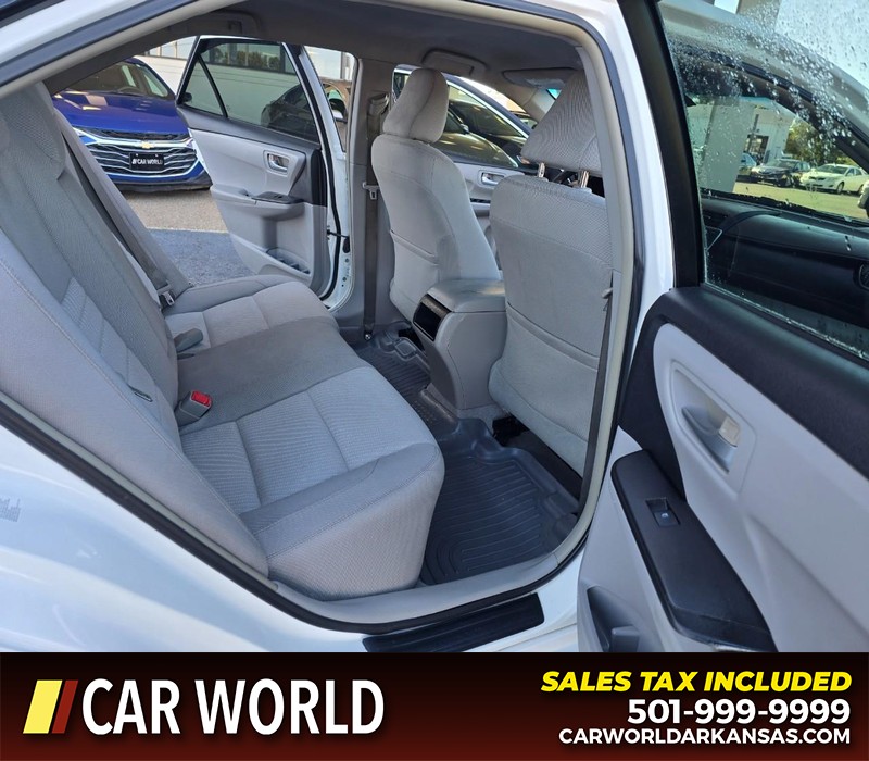 Toyota Camry Vehicle Full-screen Gallery Image 12