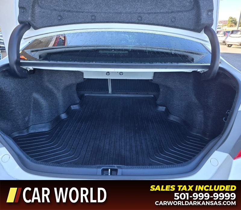Toyota Camry Vehicle Full-screen Gallery Image 13
