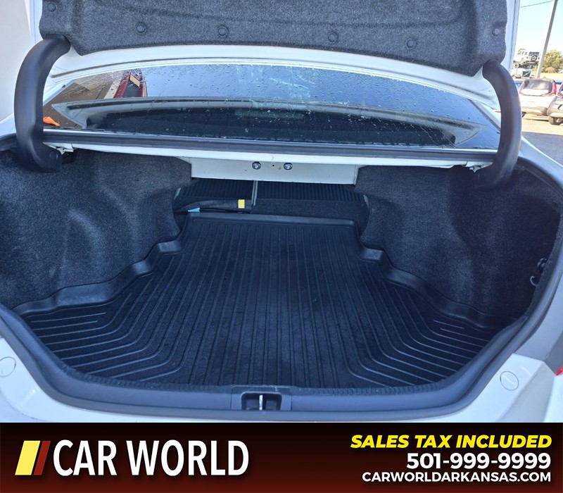 Toyota Camry Vehicle Full-screen Gallery Image 14