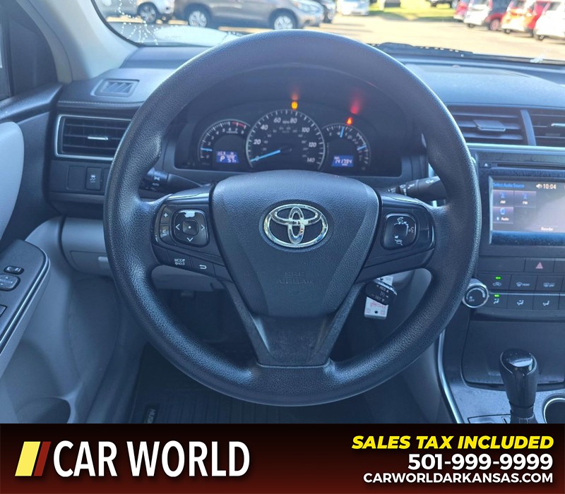 Toyota Camry Vehicle Full-screen Gallery Image 15