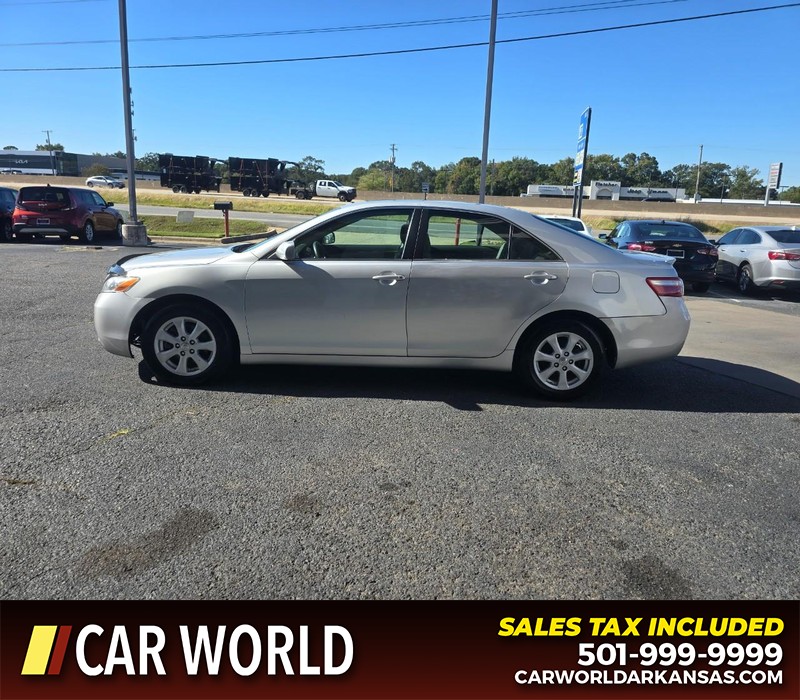 Toyota Camry Vehicle Full-screen Gallery Image 4