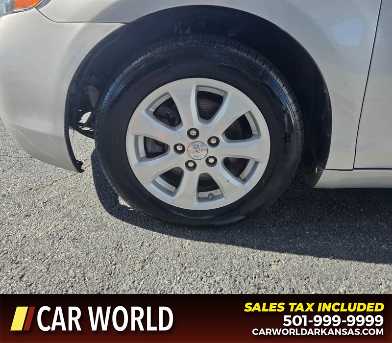 Toyota Camry Vehicle Full-screen Gallery Image 6