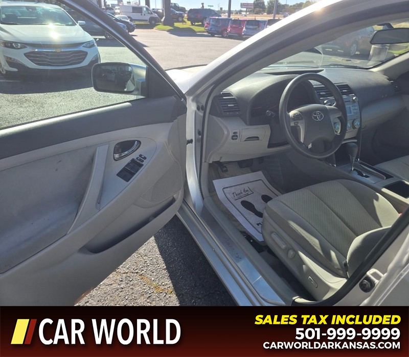 Toyota Camry Vehicle Full-screen Gallery Image 7