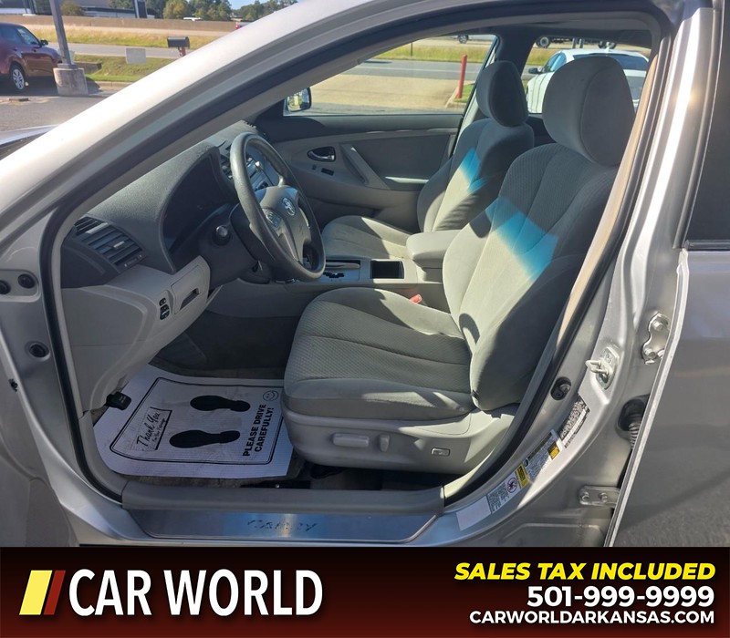 Toyota Camry Vehicle Full-screen Gallery Image 8