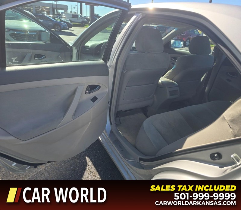 Toyota Camry Vehicle Full-screen Gallery Image 10