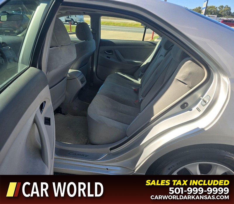 Toyota Camry Vehicle Full-screen Gallery Image 11