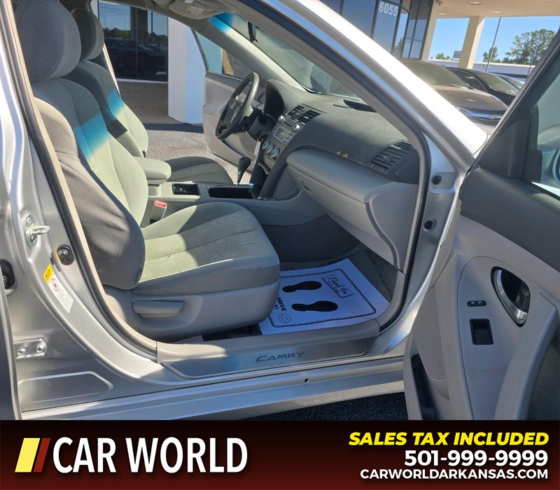Toyota Camry Vehicle Full-screen Gallery Image 12