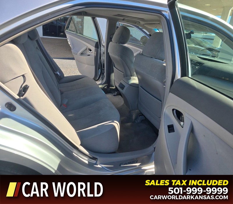 Toyota Camry Vehicle Full-screen Gallery Image 13