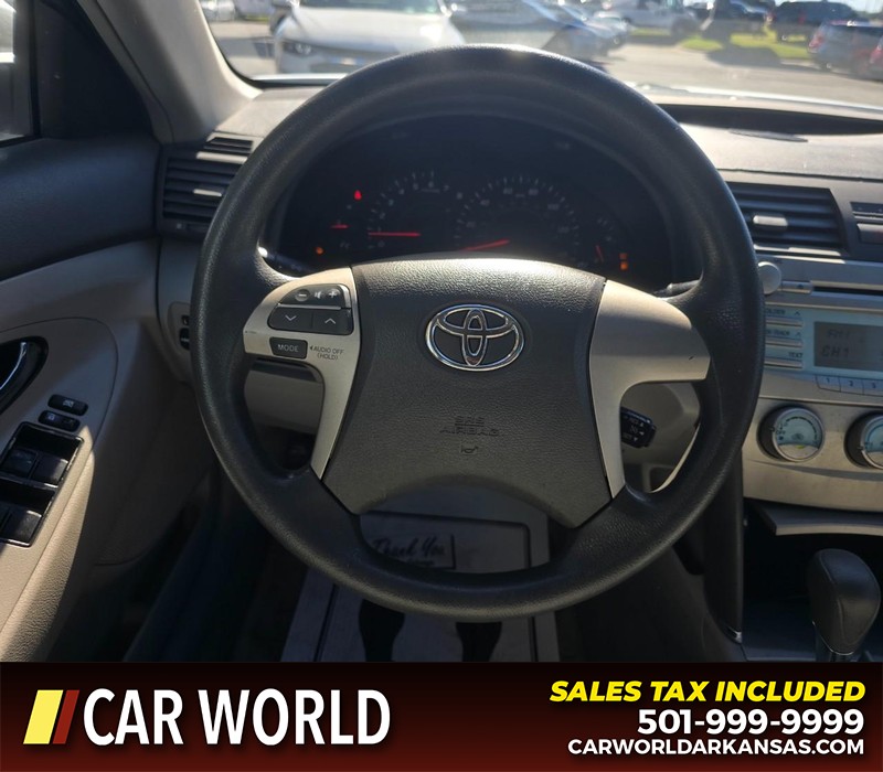 Toyota Camry Vehicle Full-screen Gallery Image 15