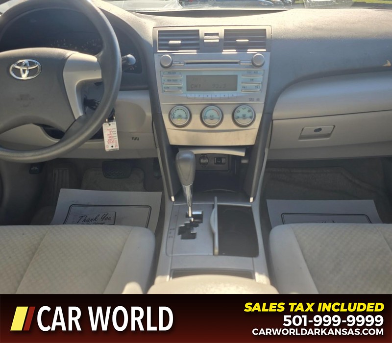 Toyota Camry Vehicle Full-screen Gallery Image 18