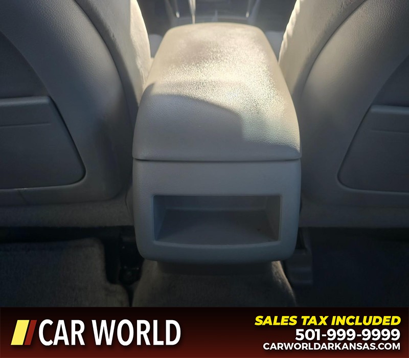 Toyota Camry Vehicle Full-screen Gallery Image 19