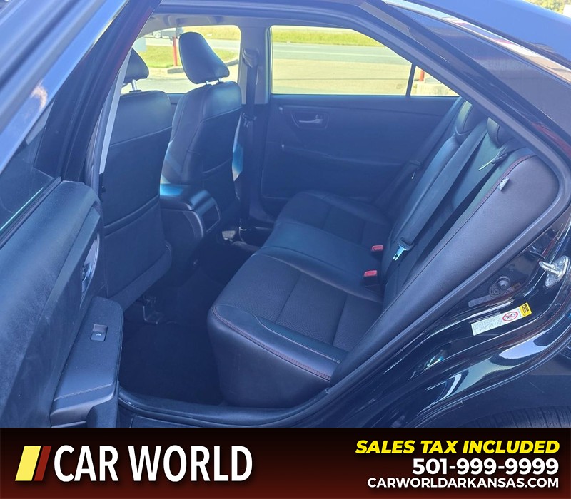 Toyota Camry Vehicle Full-screen Gallery Image 10