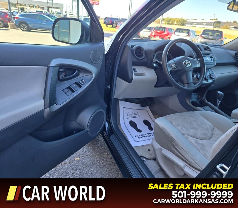 Toyota RAV4 Vehicle Full-screen Gallery Image 7