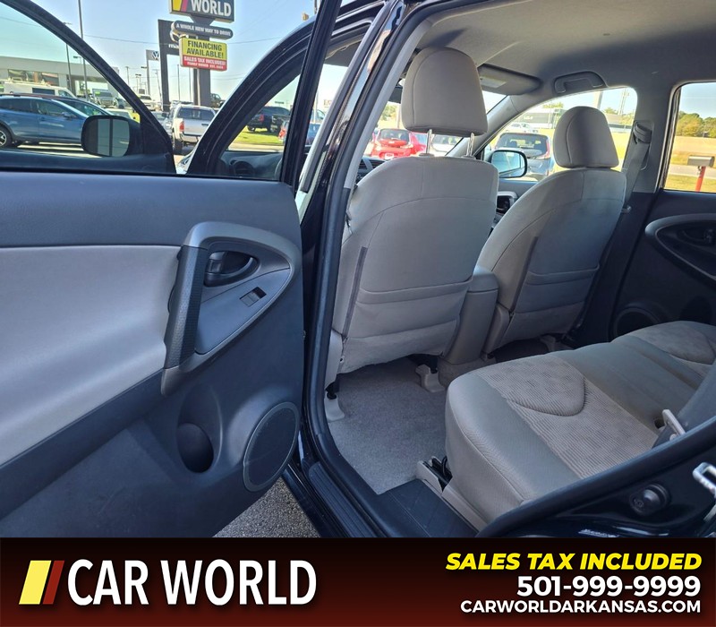 Toyota RAV4 Vehicle Full-screen Gallery Image 9